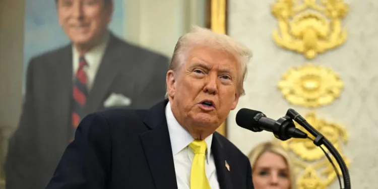 അമേരിക്കൻ സ്വപ്നങ്ങൾക്ക് 'ആരോഗ്യ' വിലക്ക്? ഈ രോഗങ്ങൾ യുഎസ് വിസക്ക് പുതിയ വെല്ലുവിളി! നിയമക്കുരുക്ക് ഇങ്ങനെ 1 The Trump administration is reportedly planning to deny permanent residency visas