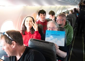 എയർ കാനഡയുടെ ഓട്ടിസം ഏവിയേഷൻ ഡേ: ഏഴ് നഗരങ്ങളിൽ, 450 കുടുംബങ്ങൾക്ക് വിമാനയാത്രയെന്ന സ്വപ്നം യാഥാർത്ഥ്യമായി 2 Air Canada Foundation's 'Autism Aviation Days'