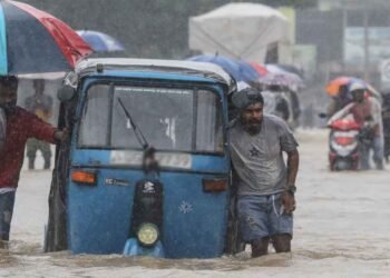 ശ്രീലങ്കയിൽ നാശം വിതച്ച് ഡിറ്റ്‌വാ ചുഴലിക്കാറ്റ്!; പ്രളയത്തിലും മണ്ണിടിച്ചിലിലും വൻ നാശനഷ്ടം; രക്ഷാദൗത്യവുമായി ഇന്ത്യ