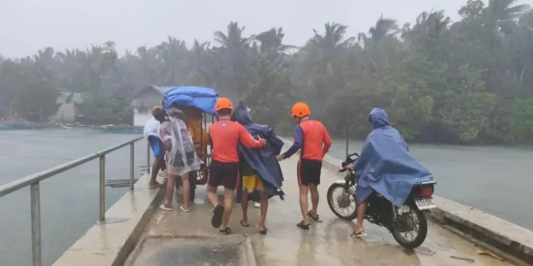 സൂപ്പർ ടൈഫൂൺ ഭീഷണി; ഫിലിപ്പീൻസിൽ ആഞ്ഞടിച്ച് 'ഫങ്-വോങ്' ചുഴലിക്കാറ്റ്: 10 ലക്ഷത്തോളം പേരെ ഒഴിപ്പിച്ച് അധികൃതർ 1 The Filipino Coast Guard undertook evacuations ahead of the typhoon in Quezon province