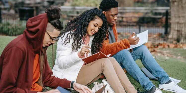 കാനഡയുടെ പുതിയ ഇമിഗ്രേഷൻ ലെവൽ പ്ലാൻ; അന്താരാഷ്ട്ര വിദ്യാർത്ഥികൾ അറിയേണ്ടതെല്ലാം ഒറ്റക്ലിക്കിൽ! 1 students