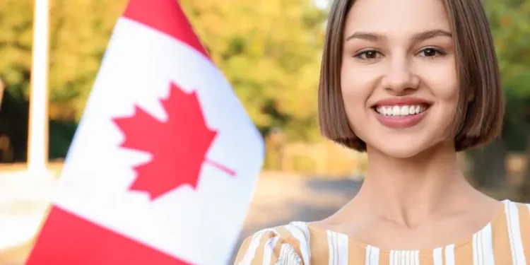 കാനഡയുടെ പുതിയ ഇമിഗ്രേഷൻ പ്ലാനിലെ PNP ക്വാട്ട വർധനവ്; ഏതൊക്കെ പ്രവിശ്യകളിലേക്കുള്ള കുടിയേറ്റം എളുപ്പമാക്കും? 1 lady with canada flag