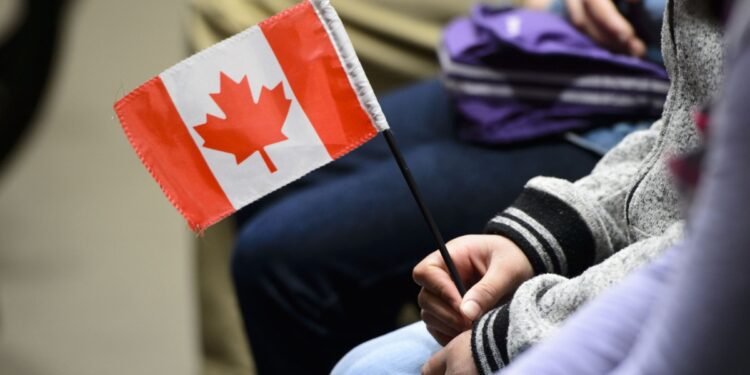 കനേഡിയൻ വിശ്വാസം ചോരുന്നു: സസ്കച്ചെവാനിലും മാനിറ്റോബയിലും കുടിയേറ്റക്കാരോടുള്ള പൊതുജന പിന്തുണ ഏറ്റവും താഴ്ന്ന നിലയിൽ 1 കനേഡിയൻ വിശ്വാസം ചോരുന്നു: സസ്കച്ചെവാനിലും മാനിറ്റോബയിലും കുടിയേറ്റക്കാരോടുള്ള പൊതുജന പിന്തുണ ഏറ്റവും താഴ്ന്ന നിലയിൽ