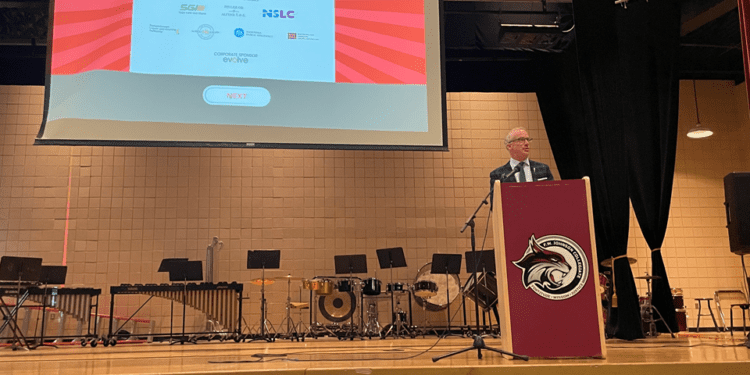 കൗമാരക്കാരുടെ ജീവനെടുക്കുന്നത് മദ്യവും മയക്കുമരുന്നും: സാസ്കച്ചവാനിൽ MADD-ന്റെ മുന്നറിയിപ്പ് 1 MLA for White City – Qu’Appelle, Brad Crassweller, speaks in front of students