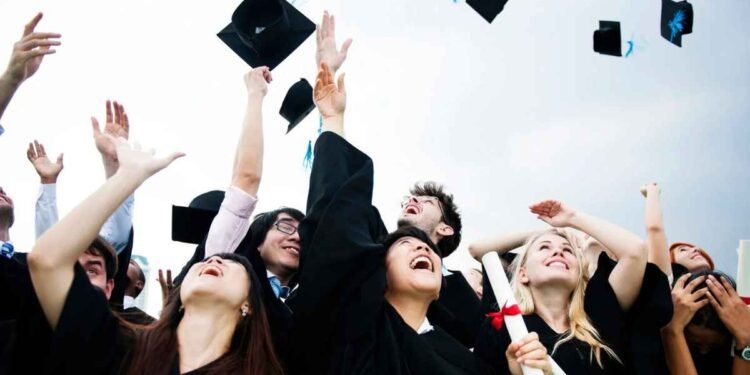 പഠനാനുമതി പരിധിയിൽ ഇളവ്: മാസ്റ്റേഴ്സ്, പിഎച്ച്ഡി വിദ്യാർത്ഥികൾക്ക് 2026 മുതൽ സ്റ്റഡി പെർമിറ്റ് ഇനി ഇങ്ങനെ 1 group of people