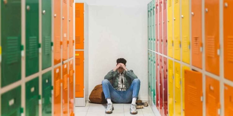 Gen Z പ്രതിസന്ധി: ട്യൂഷൻ ഭാരവും, വാടകച്ചെലവും ; നോവ സ്കോഷ്യ വിദ്യാർത്ഥികളുടെ ജീവിതം വഴിമുട്ടുന്നു 1 sad boy