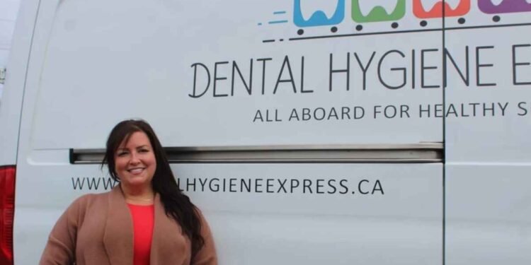 വീട്ടുവാതിൽക്കൽ ദന്തപരിചരണം; കേപ് ബ്രെട്ടണിൽ പുതിയ മൊബൈൽ ക്ലിനിക്ക് 1 a woman