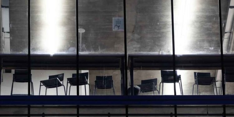 ഇന്ത്യൻ വിദ്യാർത്ഥികൾക്ക് കാനഡയിലേക്ക് 'നോ എൻട്രി'? 71% നിരസിക്കൽ നിരക്ക്; പ്രതിസന്ധി രൂക്ഷം 1 seats