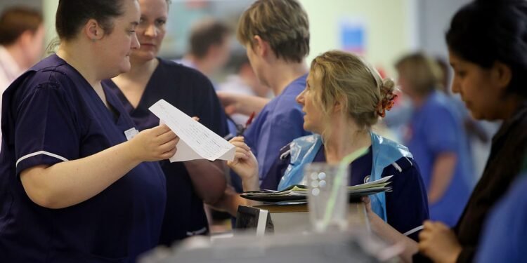 ബ്രിട്ടൻ വിടാനൊരുങ്ങി 50,000 നഴ്സുമാർ: പുതിയ കുടിയേറ്റ നിയമങ്ങൾ NHS-നെ തകർക്കുമെന്ന് RCN റിപ്പോർട്ട് 1 ബ്രിട്ടൻ വിടാനൊരുങ്ങി 50,000 നഴ്സുമാർ: പുതിയ കുടിയേറ്റ നിയമങ്ങൾ NHS-നെ തകർക്കുമെന്ന് RCN റിപ്പോർട്ട്