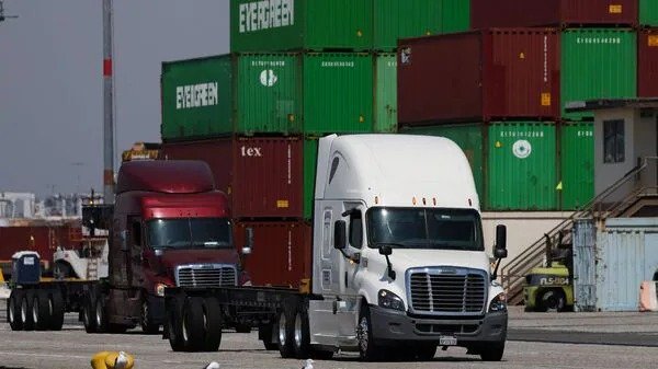 കനേഡിയൻ ട്രക്കുകൾക്ക് താരിഫ് കെണി; യു.എസ്. നികുതി ഭാരം കാനഡയിലെ വാഹന നിർമ്മാണ മേഖലയെ ഉലയ്ക്കുന്നു