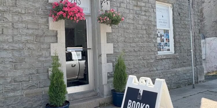 15 വർഷത്തിന് ശേഷം ഒരു മടങ്ങിവരവ്: തീപിടുത്തം തകർത്ത ബ്രേക്ക്വാട്ടർ ബുക്സ് വീണ്ടും ഡൗൺടൗൺ സെന്റ് ജോൺസിലേക്ക് 1 15 വർഷത്തിന് ശേഷം ഒരു മടങ്ങിവരവ്: തീപിടുത്തം തകർത്ത ബ്രേക്ക്വാട്ടർ ബുക്സ് വീണ്ടും ഡൗൺടൗൺ സെന്റ് ജോൺസിലേക്ക്