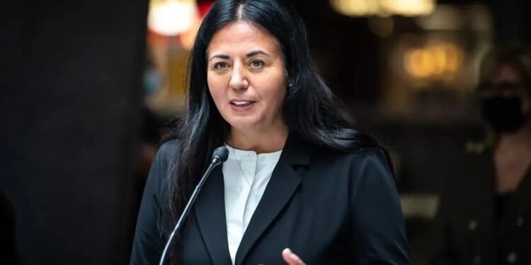 മോൺട്രിയലിൽ ഭരണമാറ്റം: സോറയ മാർട്ടിനെസ് ഫെറാഡ പുതിയ മേയർ; മാറ്റം ലക്ഷ്യമിട്ട് ഭരണം 1 മോൺട്രിയലിൽ ഭരണമാറ്റം: സോറയ മാർട്ടിനെസ് ഫെറാഡ പുതിയ മേയർ; മാറ്റം ലക്ഷ്യമിട്ട് ഭരണം