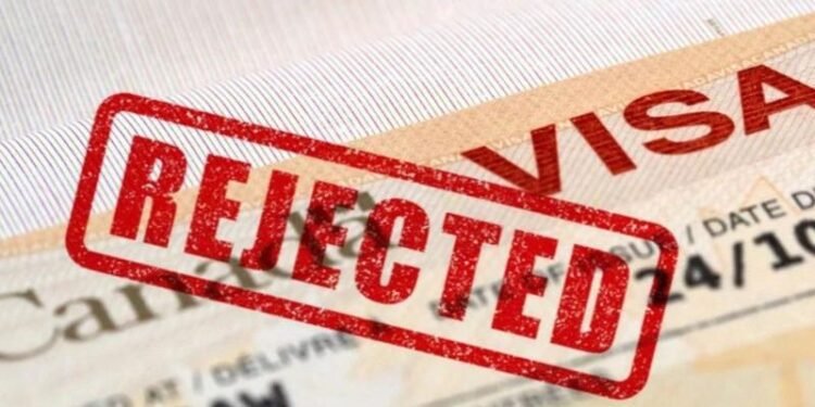 കാനഡയുടെ വിസാവിലക്ക്: ഇന്ത്യൻ വിദ്യാർത്ഥികളുടെ അപേക്ഷ തള്ളിയത് 74%; പ്രതിസന്ധിക്ക് പിന്നിലെന്ത്?