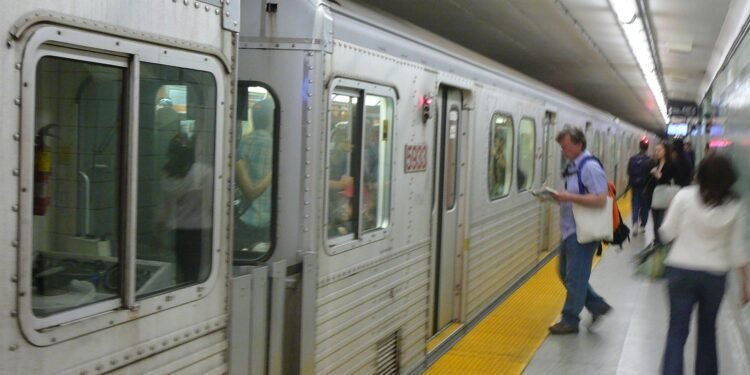 ടൊറന്റോ ലൈൻ 1-ൽ ഇനി ട്രെയിൻ 2 മിനിറ്റിനുള്ളിൽ: സർവീസ് വർദ്ധിപ്പിച്ചു, നിരക്കിൽ മാറ്റമില്ല 1 ടൊറന്റോ ലൈൻ 1-ൽ ഇനി ട്രെയിൻ 2 മിനിറ്റിനുള്ളിൽ: സർവീസ് വർദ്ധിപ്പിച്ചു, നിരക്കിൽ മാറ്റമില്ല