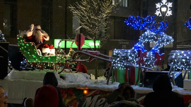 മഞ്ഞുവീഴ്ചയെ വകവയ്ക്കാതെ ടിമ്മിൻസിൽ സാന്താക്ലോസ് പരേഡ്; 36-ാമത് വാർഷിക ആഘോഷം വൻ വിജയം
