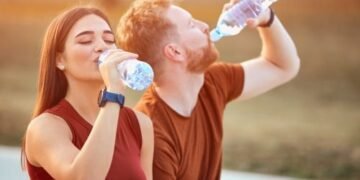 ദിവസവും 500 മില്ലിയിൽ താഴെ വെള്ളം കുടിക്കുന്നവരാണോ നിങ്ങൾ? എങ്കിൽ ശരീരത്തിന് സംഭവിക്കുന്ന മാറ്റങ്ങൾ ഇവയാണ് 4 ദിവസവും 500 മില്ലിയിൽ താഴെ വെള്ളം കുടിക്കുന്നവരാണോ നിങ്ങൾ? എങ്കിൽ ശരീരത്തിന് സംഭവിക്കുന്ന മാറ്റങ്ങൾ ഇവയാണ്