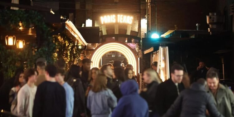 കാനഡയിൽ നൈറ്റ്‌ലൈഫ് കുറയുന്നു… നേരത്തെ വീടണഞ്ഞ് പുതുതലമുറ, പ്രതിസന്ധിയിലായി രാത്രികാല ബിസിനസ്സുകാർ!