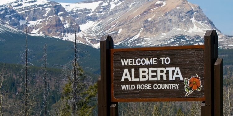 ടൊറന്റോ ഉപേക്ഷിച്ച് 35,000 കുടുംബങ്ങൾ ആൽബർട്ടയിലേക്ക്; കാരണം ഇതാണ്! 1 ടൊറന്റോ ഉപേക്ഷിച്ച് 35,000 കുടുംബങ്ങൾ ആൽബർട്ടയിലേക്ക്; കാരണം ഇതാണ്!