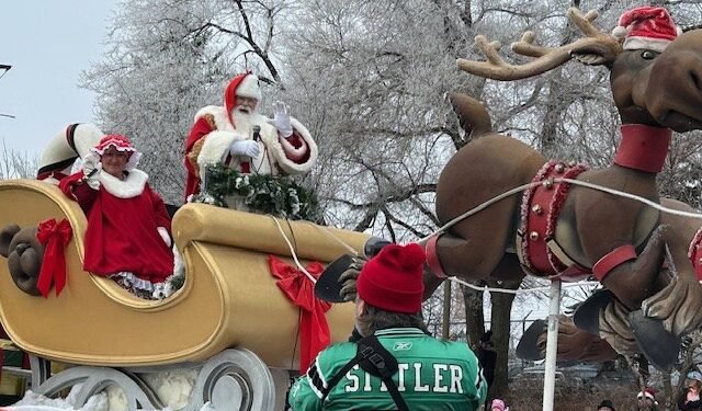 സസ്കറ്റൂണിൽ 'ഹോ-ഹോ' ക്രിസ്മസ് വിസ്മയം: 60-ൽ അധികം ഫ്ലോട്ടുകളുമായി സാൻ്റാ ക്ലോസ് പരേഡ്! 1 34th annual Santa Claus parade held in Saskatoon