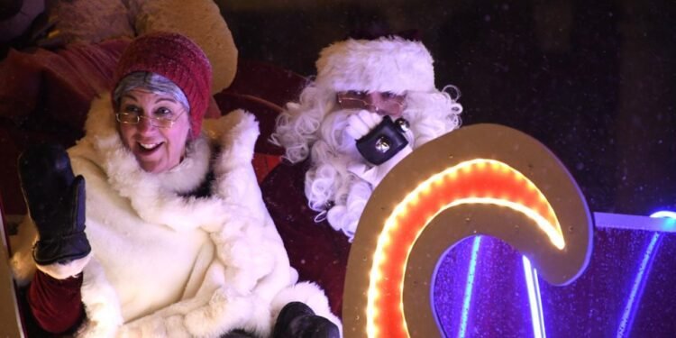 കിൻസ്മെൻ സാന്റാ ക്ലോസ് പരേഡ് നവംബർ 23-ന്; മൂസ് ജോ ആഘോഷത്തിമിർപ്പിൽ 1 Santa and Mrs. Claus wave to the crowd