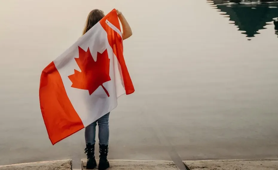 കാനഡയിൽ പെർമിറ്റ് കാലാവധി കഴിഞ്ഞോ? രാജ്യത്ത് തുടരാനുള്ള 10 നിയമപരമായ വഴികൾ ഇതാ 1 women with canada flag