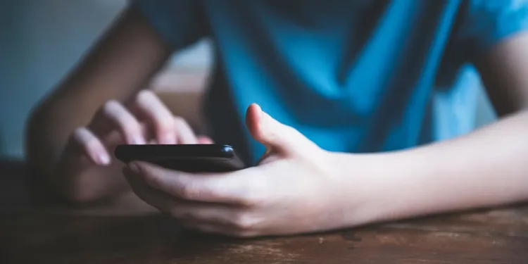 എഐ ഉപയോഗിച്ച് അശ്ലീല വീഡിയോ ഉണ്ടാക്കി; കാൽഗറിയിൽ കൗമാരക്കാരനെതിരെ കേസ് 1 mobile in hand