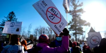 'പൊതുഇടങ്ങളിൽ പ്രാർഥനകൾ വേണ്ട, മതചിഹ്നങ്ങൾക്കും വിലക്ക്'; ക്യുബെക്കിൽ മതപരമായ നിയന്ത്രണങ്ങൾ കടുപ്പിക്കുന്നു 2 Quebec protest