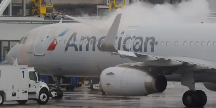 മഞ്ഞുവീഴ്ചയും ശീതക്കാറ്റും; അമേരിക്കയിൽ വ്യോമഗതാഗതം താറുമാറായി, വിമാനങ്ങൾ റദ്ദാക്കി 1 American Airlines plane