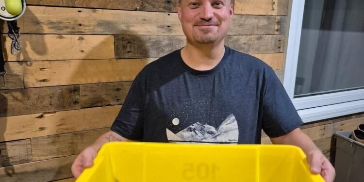 12 വർഷത്തെ ആത്മാർത്ഥതയ്ക്ക് 'സ്വർണ്ണ സമ്മാനം': ടോം ബീസ്ലിക്ക് സർക്കുലർ മെറ്റീരിയൽസിന്റെ പ്രത്യേക റീസൈക്ലിങ് ബോക്സ്! 1 grimsby-golden-recycling-box/a