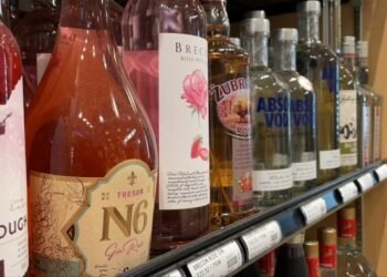 മാനിറ്റോബയിൽ ക്രിസ്മസ് വിപണിയിലേക്ക് 'യു.എസ്. മദ്യം' തിരികെയെത്തുന്നു; വിറ്റ് കിട്ടുന്ന പണം മുഴുവൻ ജീവകാരുണ്യത്തിന് 10 liquor