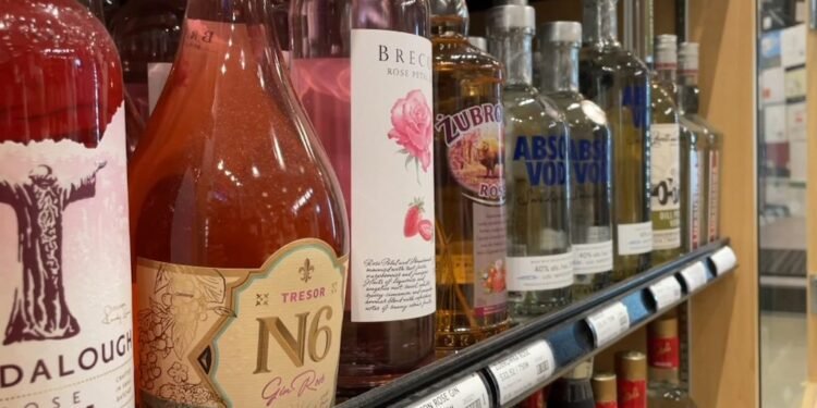 മാനിറ്റോബയിൽ ക്രിസ്മസ് വിപണിയിലേക്ക് 'യു.എസ്. മദ്യം' തിരികെയെത്തുന്നു; വിറ്റ് കിട്ടുന്ന പണം മുഴുവൻ ജീവകാരുണ്യത്തിന് 1 liquor