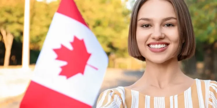 കാനഡയിൽ എളുപ്പത്തിൽ PR നേടണോ? കോഴ്സുകൾ തെരഞ്ഞെടുക്കുമ്പോൾ ഇക്കാര്യങ്ങൾ ശ്രദ്ധിക്കണം 1 student with a canada flag