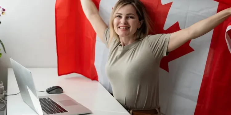 കാനഡ ലക്ഷ്യമിടുന്നത് ഈ മേഖലയിലുള്ളവരെ; 2026ൽ IRCCയുടെ മുൻഗണനാ വിഭാഗങ്ങൾ ഇങ്ങനെ 1 lady with canada flag