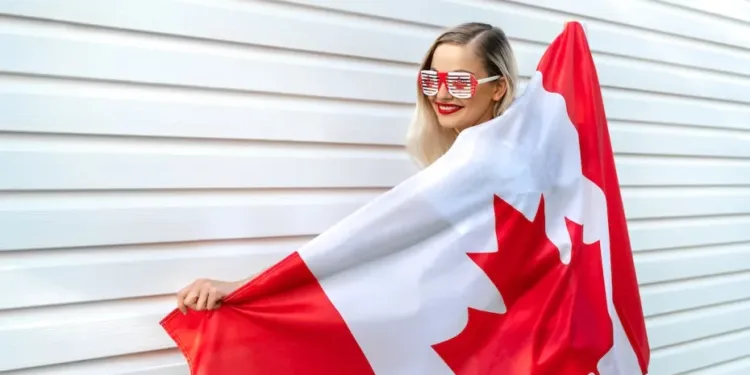 2025-ൽ എക്സ്പ്രസ് എൻട്രി വഴി കാനഡയിൽ PR നേടിയത് ആരൊക്കെ? ട്രെൻഡുകൾ പുറത്ത്! 1 lady with a canada flag