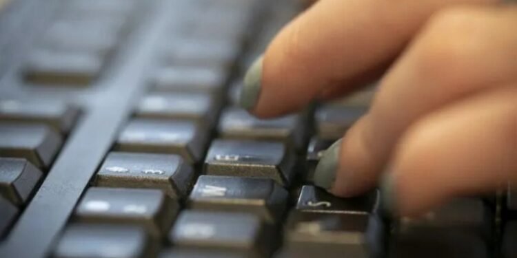 20,000 ഡോളർ വരെ വാഗ്ദാനം, ലക്ഷ്യം സ്ത്രീകൾ; അന്താരാഷ്ട്ര ലഹരി സംഘത്തെ പിടികൂടി RCMP 1 keyboard