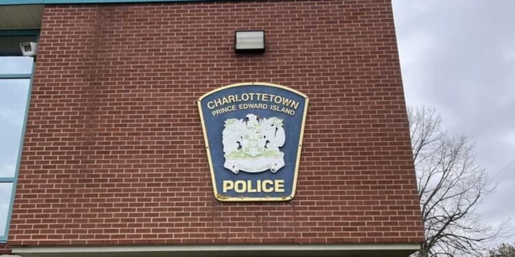 ഷാർലറ്റ്ടൗണിൽ നമ്പർ പ്ലേറ്റ് മോഷണം വർദ്ധിക്കുന്നു; പൊതുജനങ്ങൾക്ക് ജാഗ്രതാ നിർദ്ദേശവുമായി പോലീസ് 1 police office