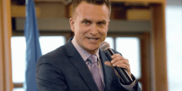 ആൽബർട്ട പാർട്ടിയുടെ നേതൃത്വം ഏറ്റെടുത്ത് സ്വതന്ത്ര എം.എൽ.എ പീറ്റർ ഗത്രി 2 ആൽബർട്ട പാർട്ടിയുടെ നേതൃത്വം ഏറ്റെടുത്ത് സ്വതന്ത്ര എം.എൽ.എ പീറ്റർ ഗത്രി