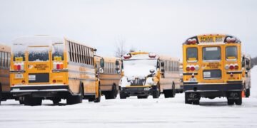കനത്ത മഞ്ഞുവീഴ്ച : കിഴക്കൻ ഒന്റാരിയോയിൽ സ്കൂൾ ബസ് സർവീസ് റദ്ദാക്കി, ഒട്ടാവയിൽ യാത്രക്കാർക്ക് മുന്നറിയിപ്പ്