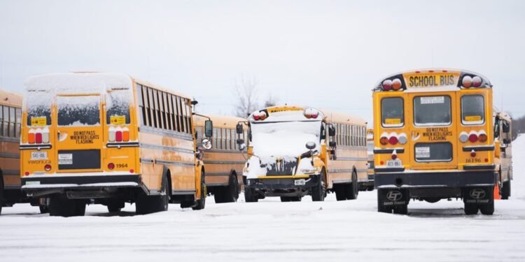 കനത്ത മഞ്ഞുവീഴ്ച : കിഴക്കൻ ഒന്റാരിയോയിൽ സ്കൂൾ ബസ് സർവീസ് റദ്ദാക്കി, ഒട്ടാവയിൽ യാത്രക്കാർക്ക് മുന്നറിയിപ്പ് 1 കനത്ത മഞ്ഞുവീഴ്ച : കിഴക്കൻ ഒന്റാരിയോയിൽ സ്കൂൾ ബസ് സർവീസ് റദ്ദാക്കി, ഒട്ടാവയിൽ യാത്രക്കാർക്ക് മുന്നറിയിപ്പ്