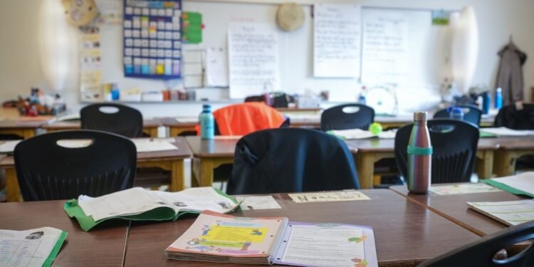 ആൽബർട്ടയിലെ സ്വകാര്യ സ്കൂൾ ഫണ്ടിംഗ് നിർത്തലാക്കണം: വോട്ടെടുപ്പിൽ അനുകൂല നിലപാടുമായി നിരവധിപേർ 1 ആൽബർട്ടയിലെ സ്വകാര്യ സ്കൂൾ ഫണ്ടിംഗ് നിർത്തലാക്കണം: വോട്ടെടുപ്പിൽ അനുകൂല നിലപാടുമായി നിരവധിപേർ