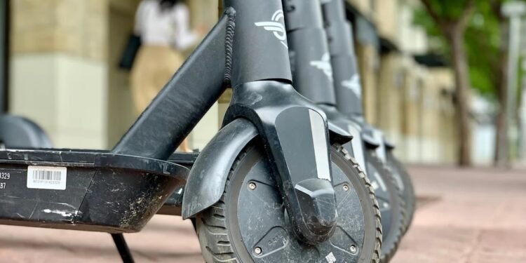 ക്രിസ്മസ് സമ്മാനം ഇ-സ്‌കൂട്ടറാണോ? എങ്കിൽ മാതാപിതാക്കൾ ഇതൊന്ന് ശ്രദ്ധിക്കൂ, ആരോഗ്യവിദഗ്ദ്ധർ പറയുന്നതിങ്ങനെ!