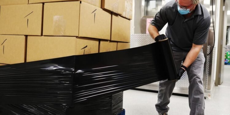 ‘ഹാംപേഴ്സ് ഓഫ് ഹോപ്പ്’: 3,000 കുടുംബങ്ങൾക്ക് ഭക്ഷണപ്പൊതികളുമായി റെജീനയിലെ സന്നദ്ധപ്രവർത്തകർ