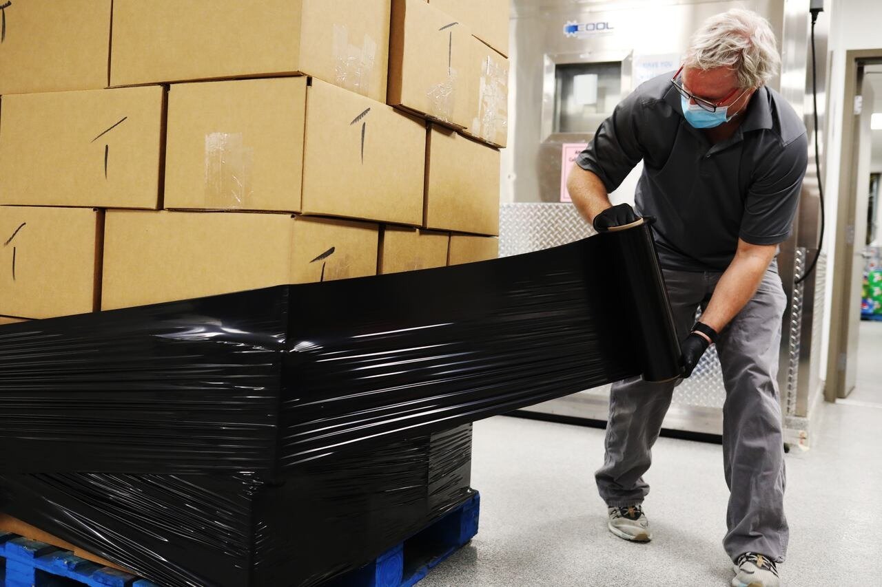 ‘ഹാംപേഴ്സ് ഓഫ് ഹോപ്പ്’: 3,000 കുടുംബങ്ങൾക്ക് ഭക്ഷണപ്പൊതികളുമായി റെജീനയിലെ സന്നദ്ധപ്രവർത്തകർ