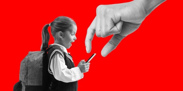 ഒന്റാരിയോയിലെ സ്കൂൾ സെൽഫോൺ നിയന്ത്രണം പാളുന്നു: നിയമം ഫലപ്രദമല്ലെന്ന് വിമർശനം