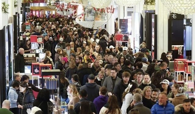 കാനഡയിൽ ക്രിസ്മസ് ഷോപ്പിംഗ് പൊടിപൊടിക്കുന്നു; വിപണികളിൽ വൻ തിരക്കെന്ന് വിസ കാനഡ റിപ്പോർട്ട് 1 കാനഡയിൽ ക്രിസ്മസ് ഷോപ്പിംഗ് പൊടിപൊടിക്കുന്നു; വിപണികളിൽ വൻ തിരക്കെന്ന് വിസ കാനഡ റിപ്പോർട്ട്