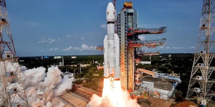 കുതിച്ചുയർന്ന് ‘ബാഹുബലി’; ബ്ലൂബേർഡ് ബ്ലോക്ക്-2 വിജയകരമായി വിക്ഷേപിച്ച് ISRO