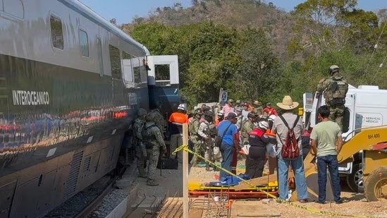 മെക്സിക്കോയിൽ ഇന്റർഓഷ്യാനിക് ട്രെയിൻ പാളം തെറ്റി അപകടം; 13 മരണം, നിരവധി പേർക്ക് പരിക്ക്