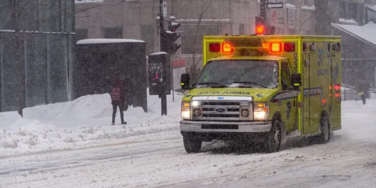 മഞ്ഞുവീഴ്ചയും പനിയും; മോൺട്രിയലിൽ ആംബുലൻസ് കോളുകളുടെ എണ്ണത്തിൽ റെക്കോർഡ് വർദ്ധനവ്