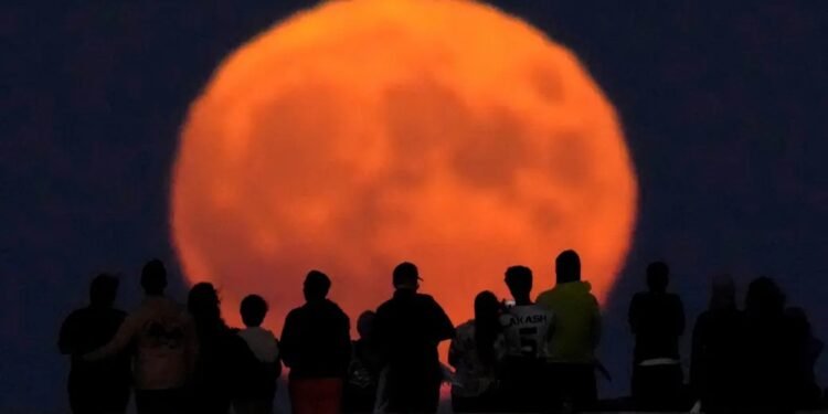 2025-ലെ അവസാനത്തെ ആകാശവിസ്മയം! കാനഡക്കാർക്ക് സൂപ്പർമൂൺ കാണാൻ മികച്ച മാർഗങ്ങൾ ഇതാ!
