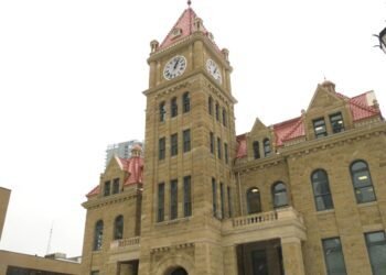 കാൽഗറി ബജറ്റ് പരിഷ്കരണം: കാലാവസ്ഥാ ഫണ്ട് വെട്ടിക്കുറച്ച്, ട്രാൻസിറ്റ് സേവനങ്ങൾക്ക് ഉയർന്ന നിക്ഷേപം